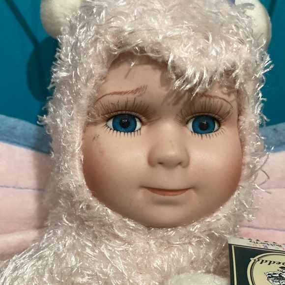 Geppeddo butterfly porcelain face doll - Picture 2 of 4